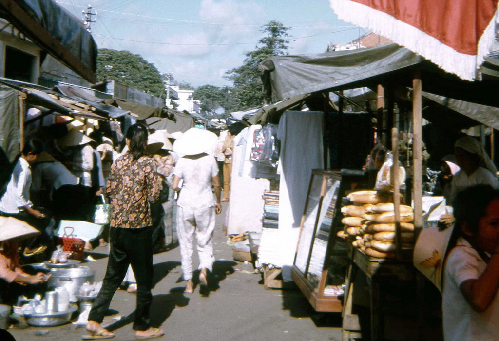 Con đường chạy dọc theo hông chợ, đường Trưng Trắc hoặc Trưng Nhị. Ảnh: David Schofield.