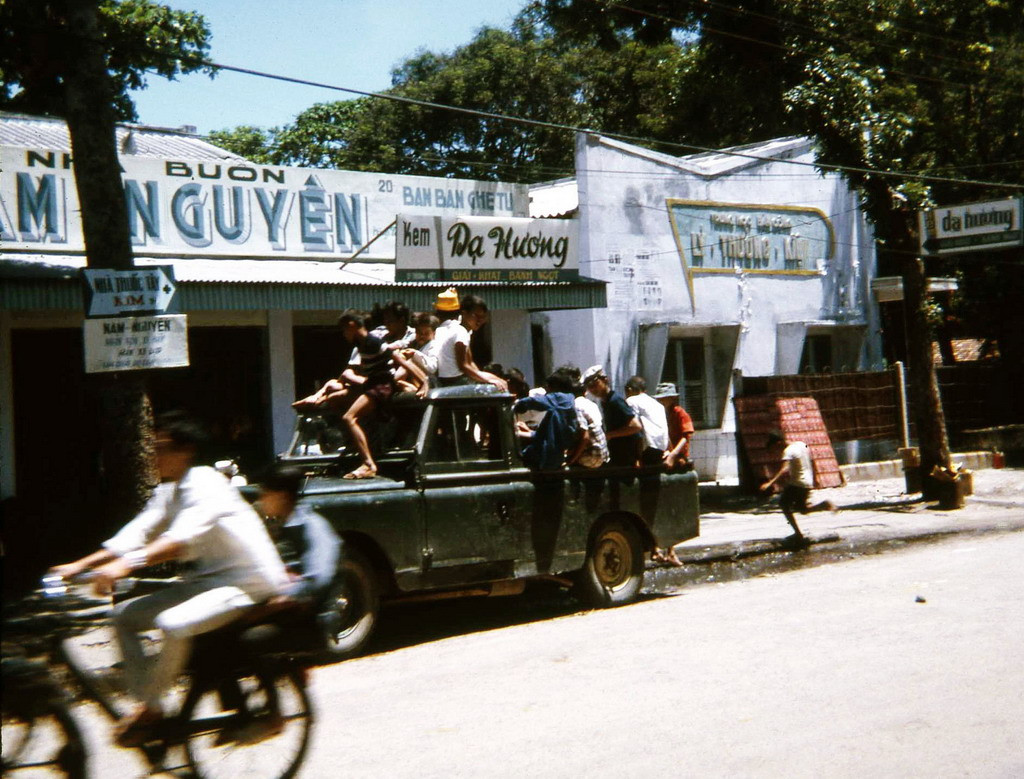 Trên đường Lý Thường Kiệt. Ảnh: David Schofield.