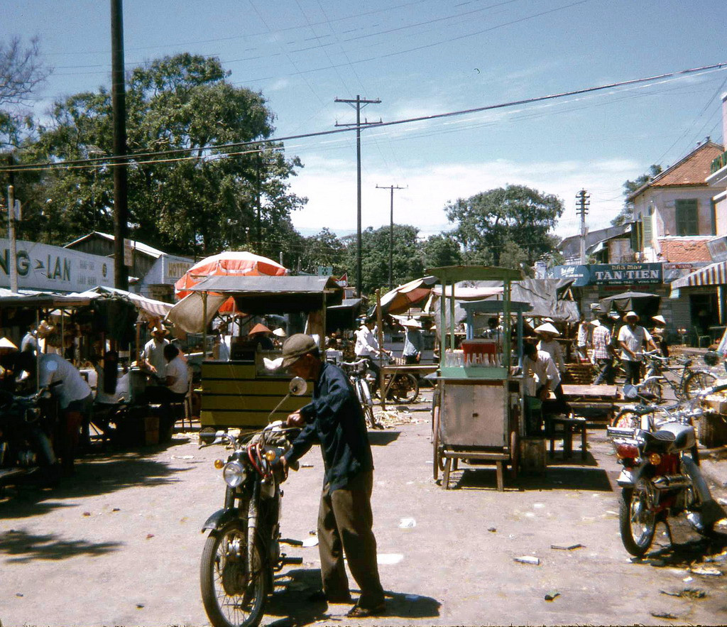 Đường Lý Thường Kiệt, trước cổng Đông chợ Vũng Tàu. Ảnh: David Schofield.