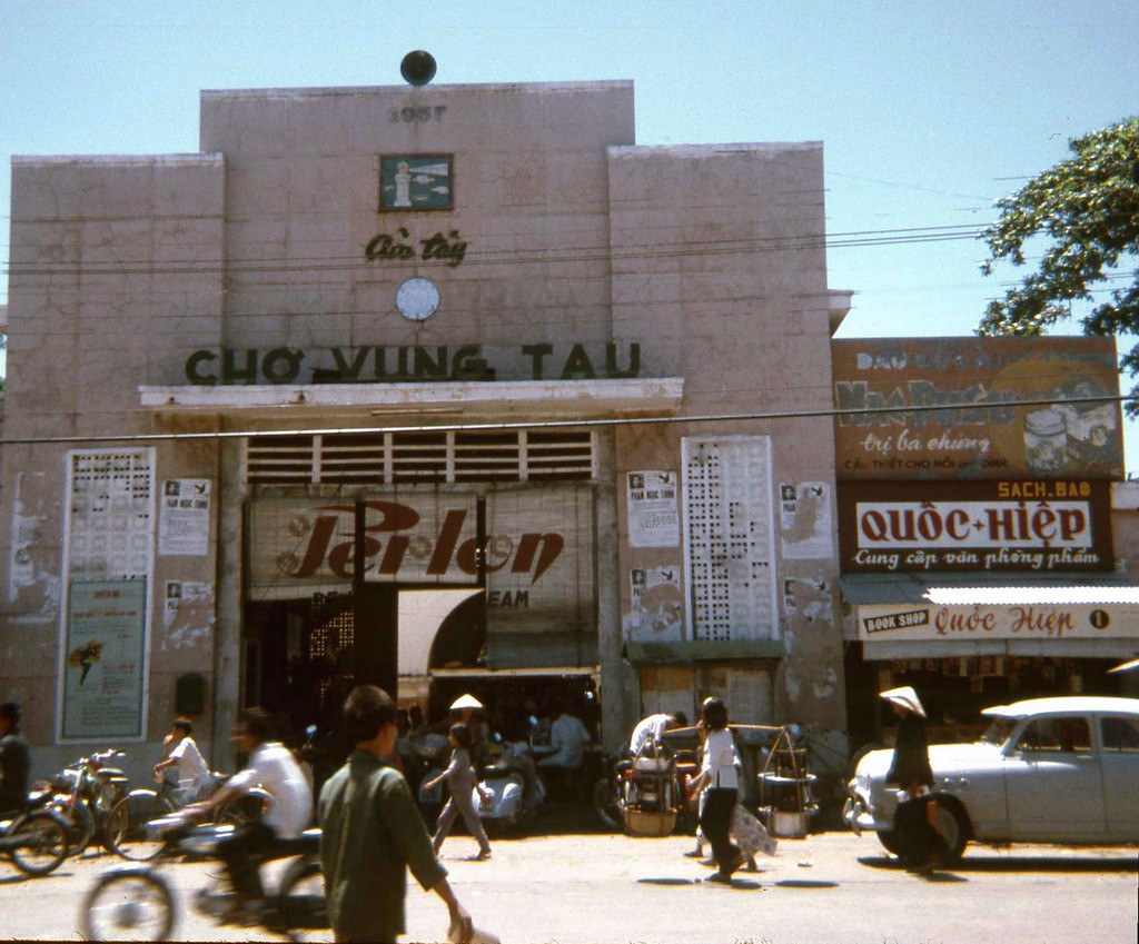 Cửa Tây chợ Vũng Tàu trên đường Trần Hưng Đạo. Ảnh: David Schofield.