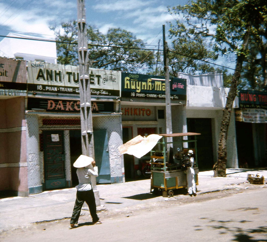 Các quán giải khát trên đường Phan Thanh Giản. Ảnh: David Schofield.