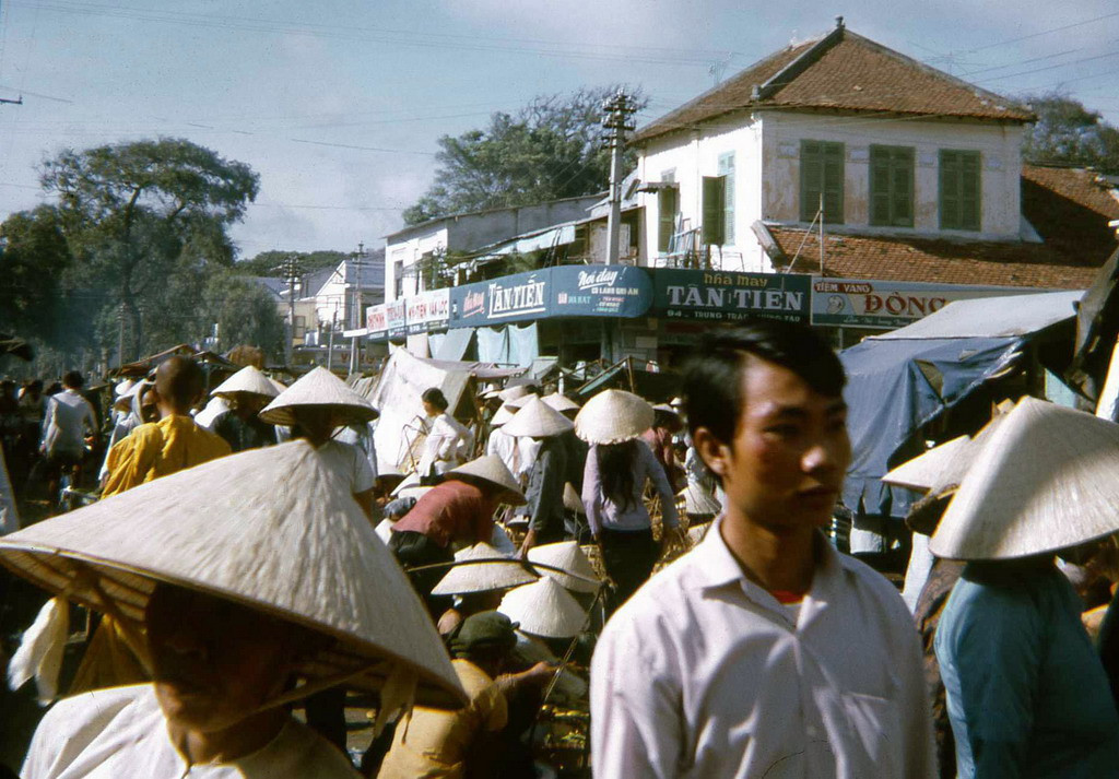 Ngã ba Trưng Trắc - Lý Thường Kiệt, bên ngoài chợ Vũng Tàu. Ảnh: David Schofield.