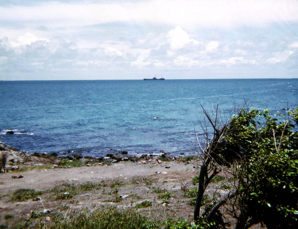 Cảnh biển ở Vũng Tàu, một tàu chiến Mỹ neo đậu ở phía xa. Ảnh: David Schofield.