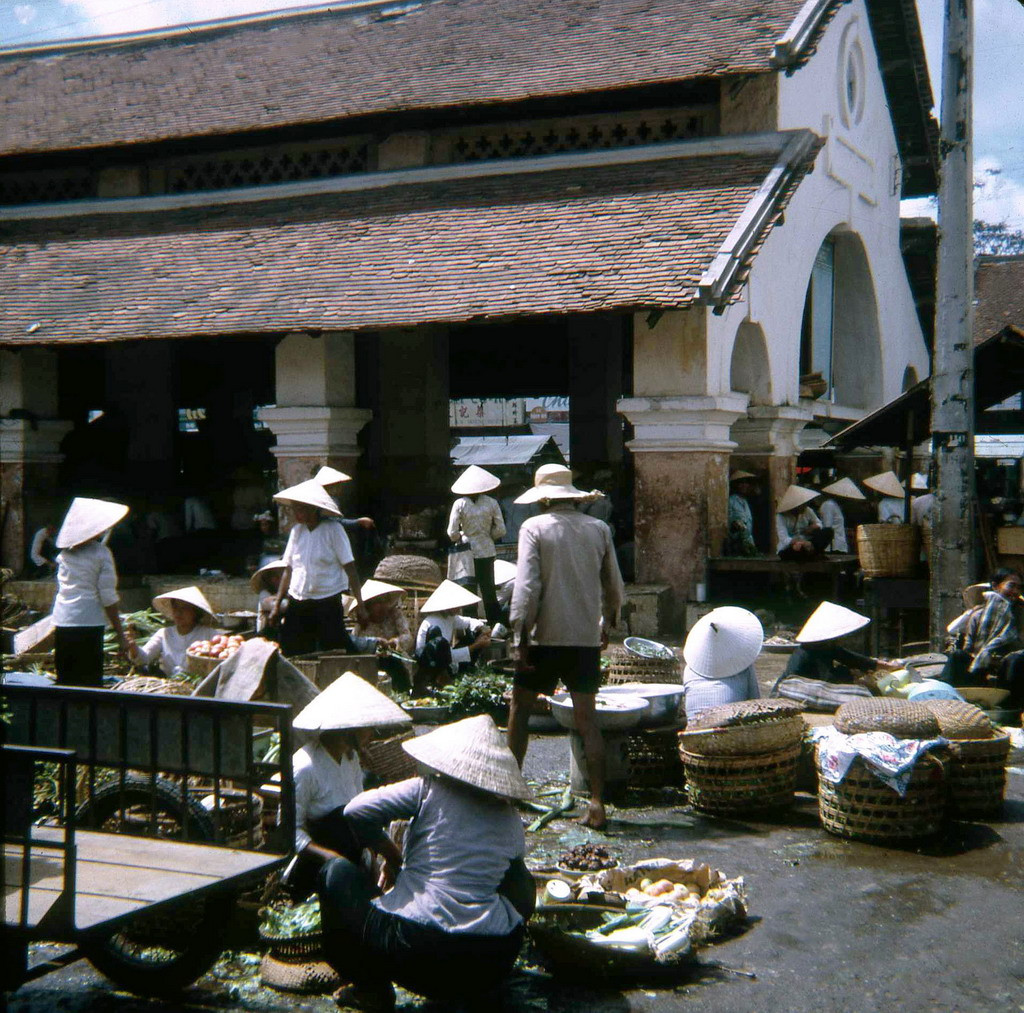 Khu vực bán nông sản của chợ Vũng Tàu nằm dọc theo đường Trưng Trắc và Trưng Nhị. Ảnh: David Schofield.