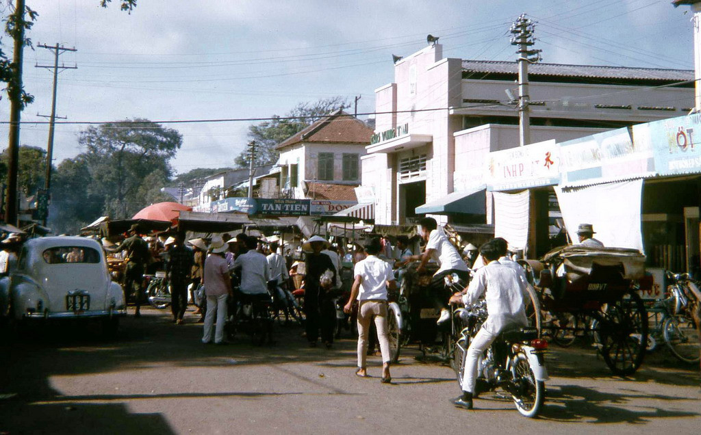 Đường Trần Hưng Đạo, phía trước chợ Vũng Tàu. Ảnh: David Schofield.