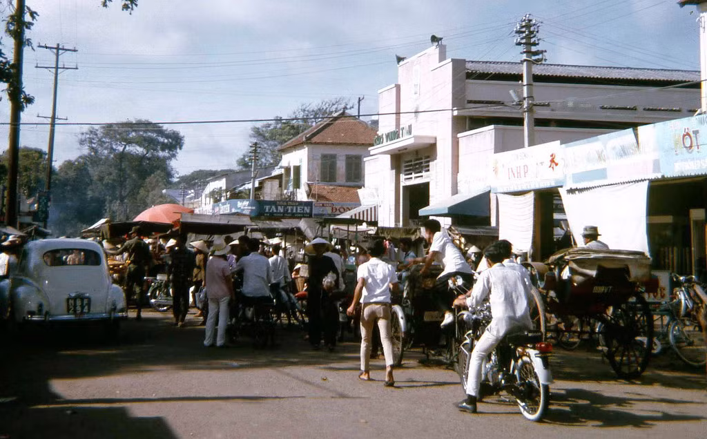 Đường Trần Hưng Đạo, phía trước chợ Vũng Tàu. Ảnh: David Schofield.