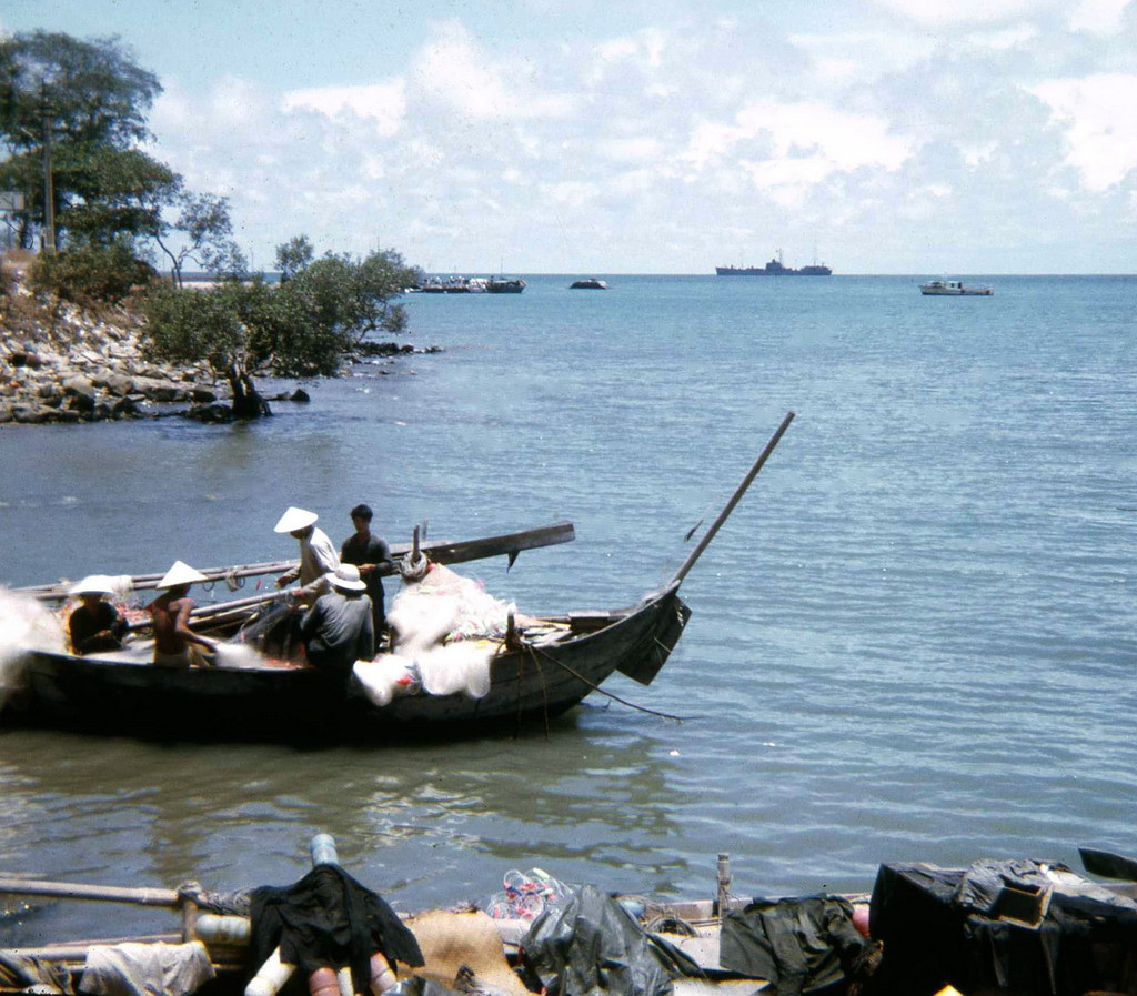 Ngư dân chuẩn bị cho một chuyến thả lưới. Ảnh: David Schofield.