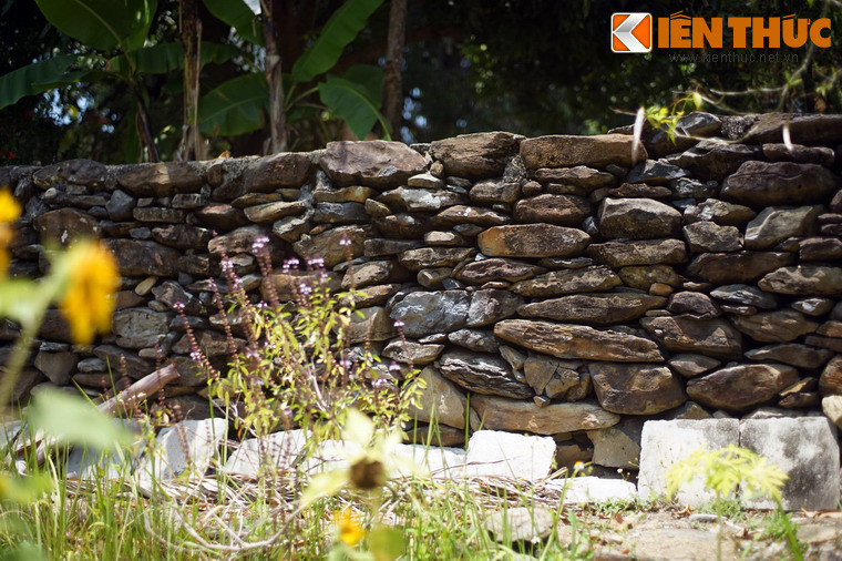 Một nét độc đáo khác của chùa Đà Trắng là quanh chùa được bao bọc bằng những bức tường đá cổ xưa được sắp xếp rất khéo léo từ những phiến đá được khai thác trên núi.