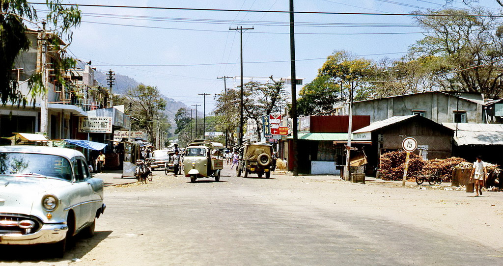 Trên đường Lý Thường Kiệt. Ảnh: Terry Maher.