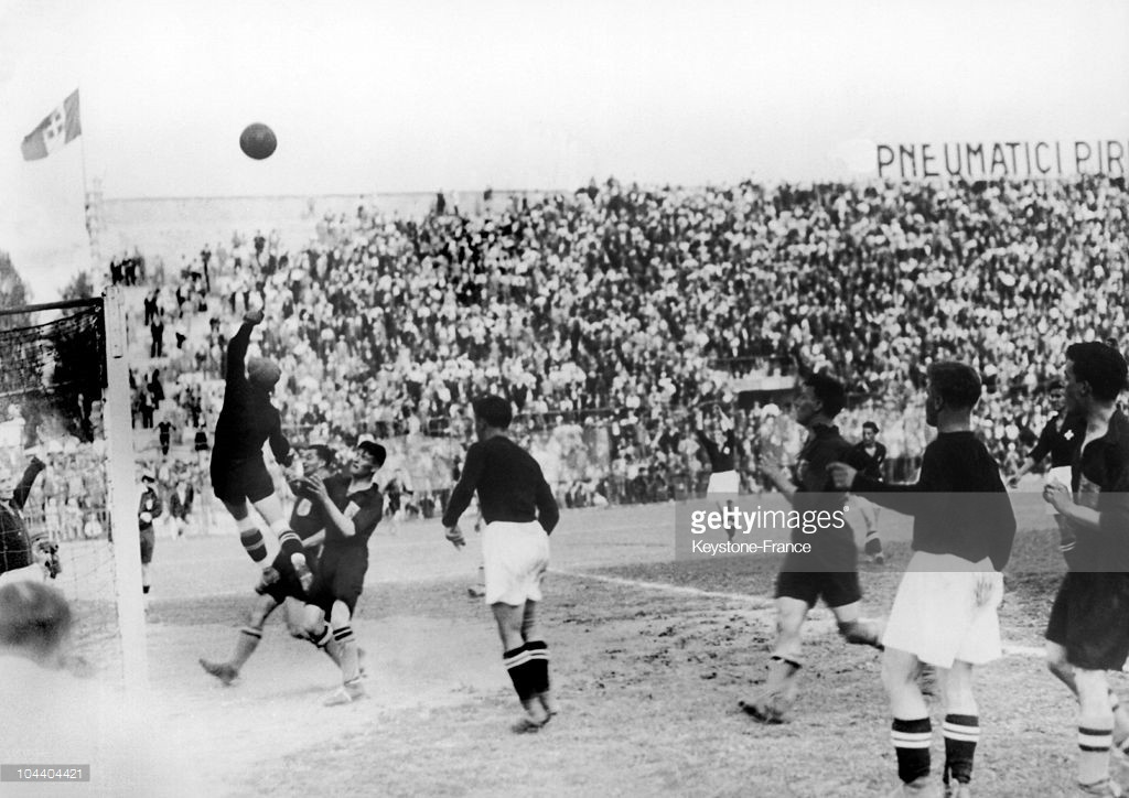 Các cầu thủ Hà Lan vây hãm khung thành Thụy Sĩ trong trận đấu ngày vòng 1/8 ở Milano. Thụy Sĩ thắng trận này với tỉ số 3-2. Tất cả 8 trận đấu ở vòng 1/8 diễn ra cùng ngày 27/5 ở các sân vận động khác nhau của Italia. Ảnh: Getty.