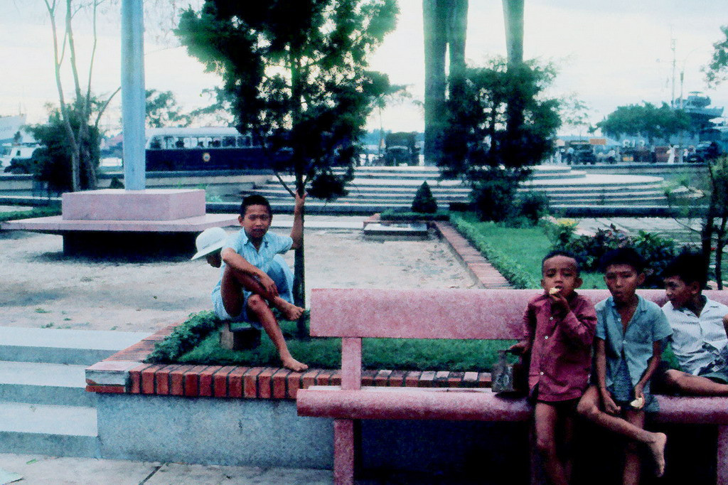 Những đứa trẻ đánh giày ở Công trường Mê Linh. Ảnh: 11thrru.org.