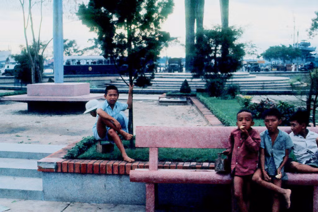 Những đứa trẻ đánh giày ở Công trường Mê Linh. Ảnh: 11thrru.org.