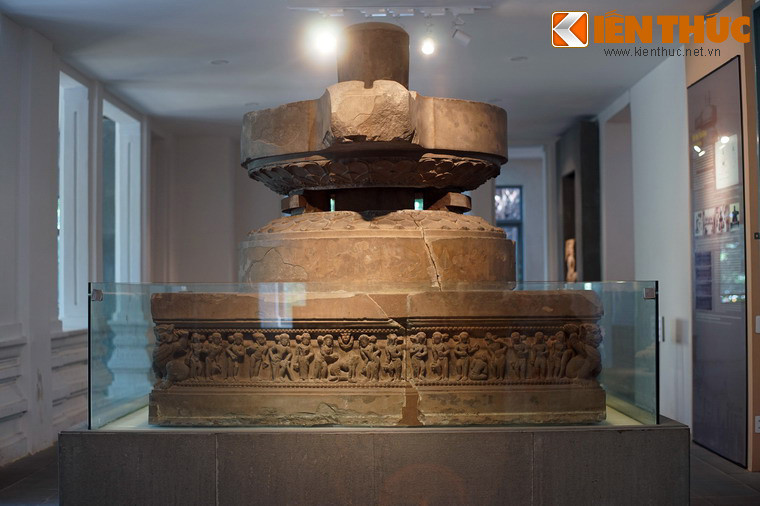 Đài thờ này có niên đại từ thế kỷ 7-8, được làm từ đá sa thạch, chiều cao 128 cm; dài 190 cm; rộng 190cm. Các bộ phận của hiện vật được thu thập từ làng Trà Kiệu (Quảng Nam) vào các năm cuối thế kỷ 19, đầu thế kỷ 20 trong tình trạng rời rạc và được ghép lại sau này.