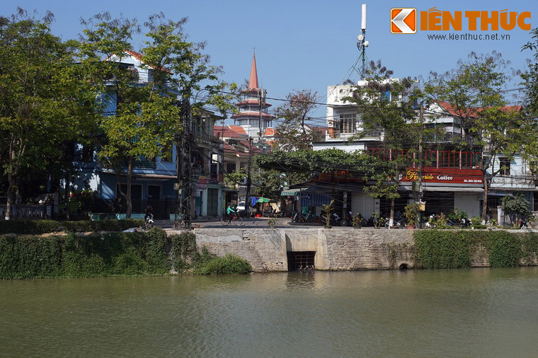 Theo truyền thuyết, trong quá trình đào sông An Cựu, hang động của một con thuồng luồng khổng đã vô tình bị mở. Mỗi khi trời nắng, con thuồng luồng không chịu được thời tiết nóng trở nên dữ tợn, vẫy vùng, khuấy đảo phù sa, làm đục ngầu cả dòng nước.