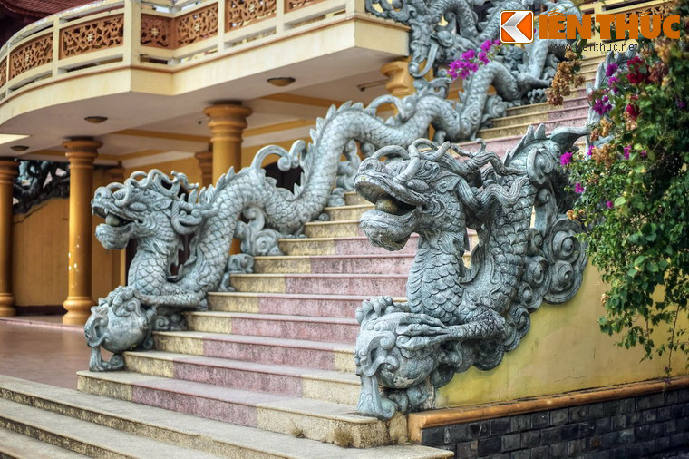 Mặt trước chính điện có hai cầu thang lan can đắp hình rồng dẫn lên tầng trên nằm ở hai bên.