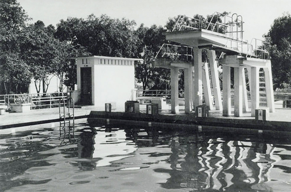 Cầu nhảy bên hồ bơi.