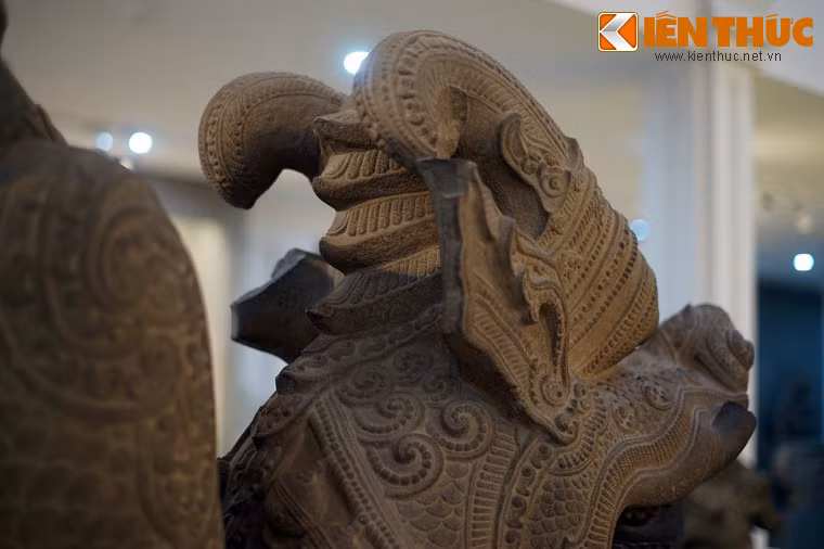 Hiện vật còn lại cùng cặp với tượng rồng của Bảo tàng Chăm Đà Nẵng đang được trưng bày tại bảo tàng Guimet ở Paris.