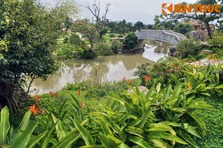 Bên hồ có vườn Thiên Thanh, một khu vườn lớn với các tiểu cảnh được bài trí công phu, tạo nên bức tranh thiên nhiên sinh động.