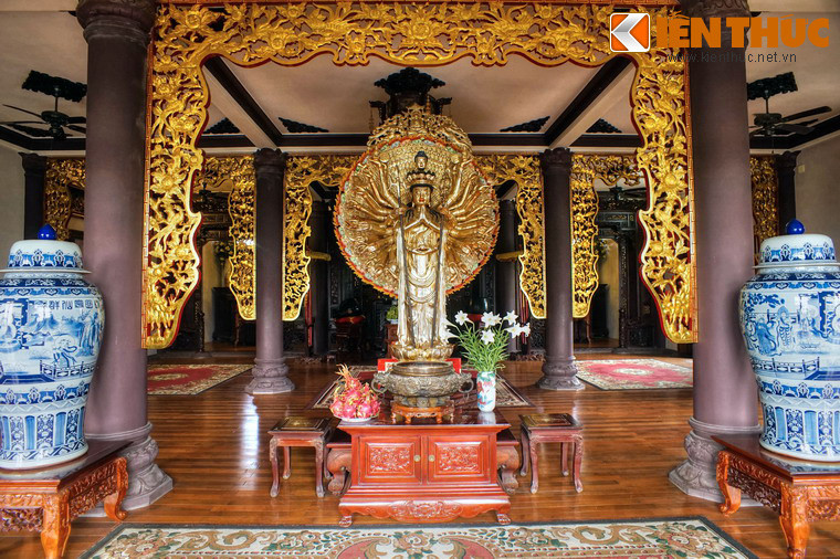 Mỗi tầng của chính điện thờ các vị Phật và Bồ tát khác nhau, được bài trí tôn nghiêm với phong cách không trùng lặp.