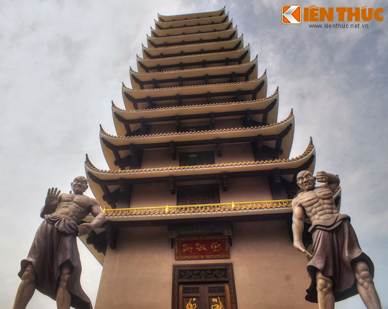 Tháp Thiên Ứng là tòa bảo tháp 12 tầng, chiều cao khoảng 40m. Công trình này có thể quan sát được từ hầu hết các địa điểm thuộc thị xã An Nhơn.