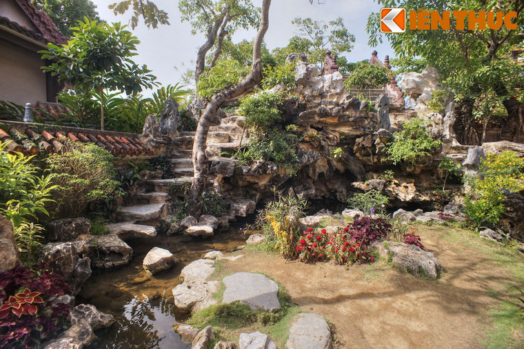 Từ sân trước chính điện đi qua dãy nhà tăng phòng, du khách sẽ gặp một ngọn giả sơn với lối đi dẫn lên hành lang phía trên.