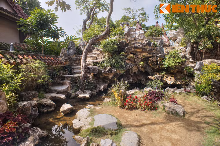 Từ sân trước chính điện đi qua dãy nhà tăng phòng, du khách sẽ gặp một ngọn giả sơn với lối đi dẫn lên hành lang phía trên.