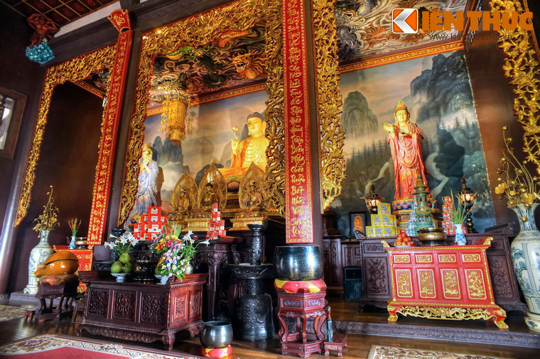 Điện thờ ở tầng cao nhất đặt tượng Đức Phật Thích Ca ở vị trí trung tâm.