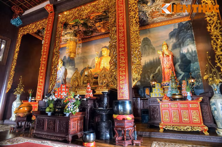 Điện thờ ở tầng cao nhất đặt tượng Đức Phật Thích Ca ở vị trí trung tâm.