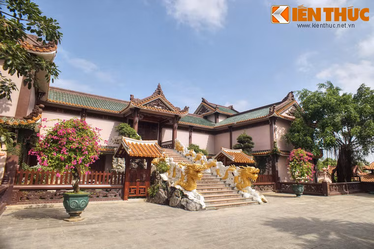 Các công trình khác của chùa gồm có giảng đường, tăng đường, thư viện, phòng khách, nhà truyền thống, nhà ăn… và nhiều công trình phụ khác.