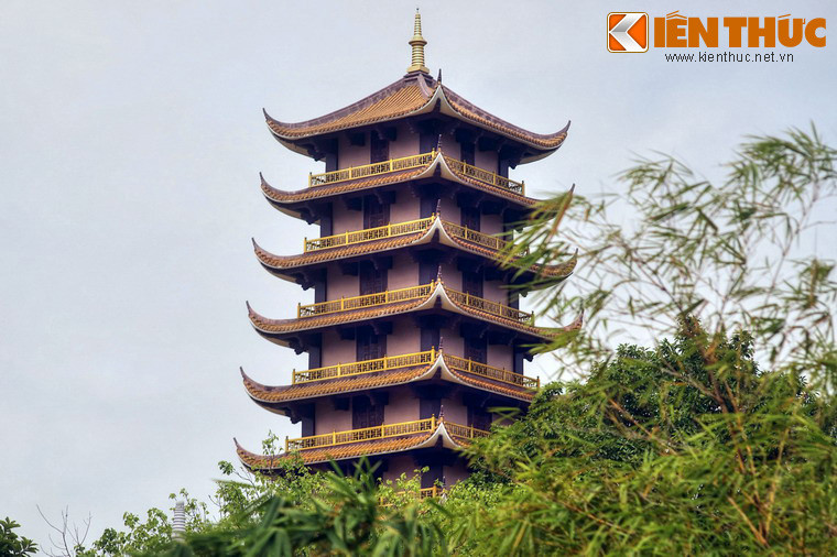 Không chỉ là một ngôi chùa đẹp, chùa Thiên Hưng còn là nơi lưu giữ một bảo vật vô cùng quý giá của Phật giáo Việt Nam. Đó là Ngọc Xá Lợi Phật được thỉnh từ Myanmar về Việt Nam năm 2013.