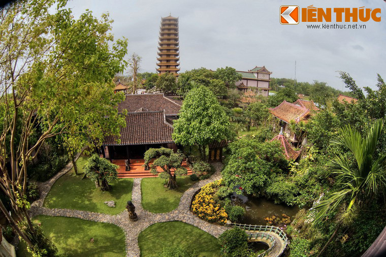 Trong khuôn viên chùa Thiên Hưng còn có cả một khu nhà kiểu cổ nằm giữa vườn cây, là không gian sinh hoạt của chư tăng tại chùa.