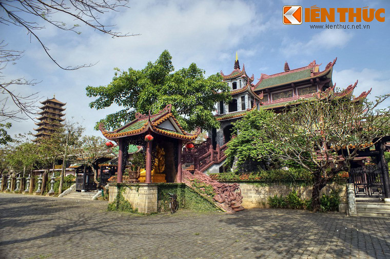 Bước qua cổng tam quan, du khách như lạc vào một cảnh giới khác với không gian thoáng đãng, yên tĩnh, đầy vẻ thoát tục.