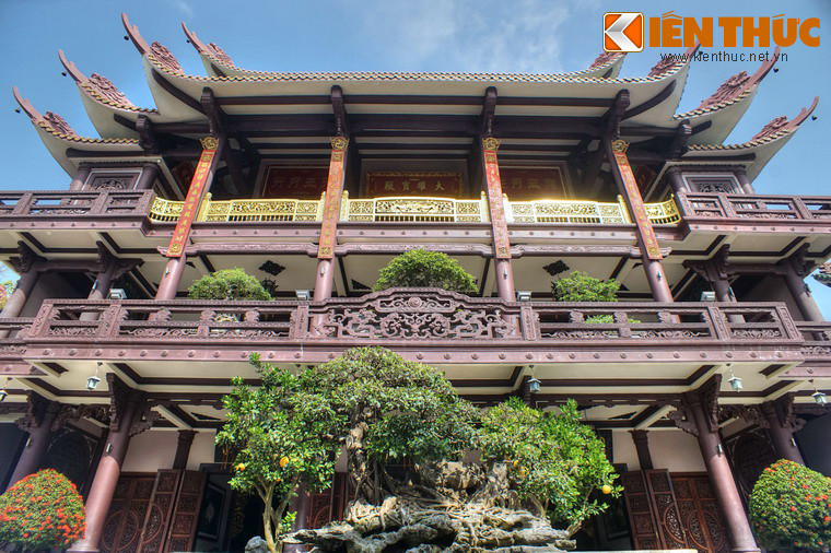 Tòa chính điện được xây nhiều tầng với mái ngói có đầu đao hình rồng. Cấu trúc chịu lực là những trụ cột vững chắc được bao quanh bởi những con rồng đắp nổi uốn lượn.