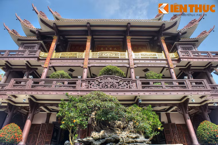 Tòa chính điện được xây nhiều tầng với mái ngói có đầu đao hình rồng. Cấu trúc chịu lực là những trụ cột vững chắc được bao quanh bởi những con rồng đắp nổi uốn lượn.