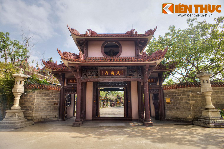 Chùa nằm trên một khu đất rộng được bao quanh bởi đồng lúa. Được xây dựng trong những năm gần đây, chùa vừa mang phong cách kiến trúc Phật giáo miền Bắc, vừa có những đường nét của kiến trúc hiện đại. Công trình chào đón du khách là cánh cổng tam quan hai tầng với các đầu đao cong.