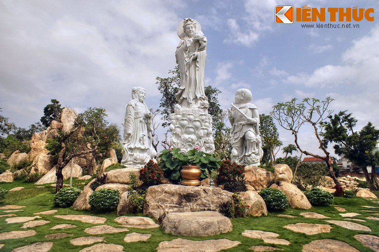 Giữa vườn Thiên Thanh có Đài Quan Âm tạc từ đá trắng được đặt trên các phiến đá tự nhiên, mang đầy vẻ uy nghiêm.