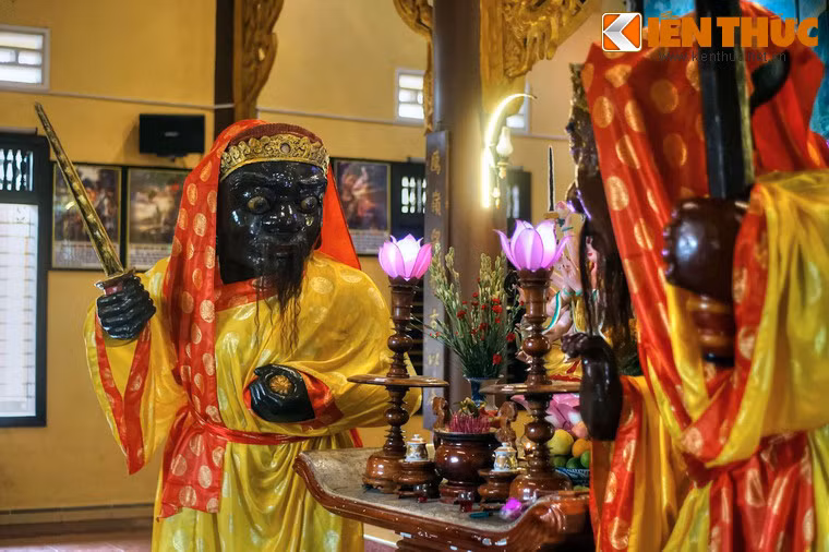 Xung quanh hai pho tượng có một giai thoại lịch sử được lưu truyền lại qua nhiều thể hệ.