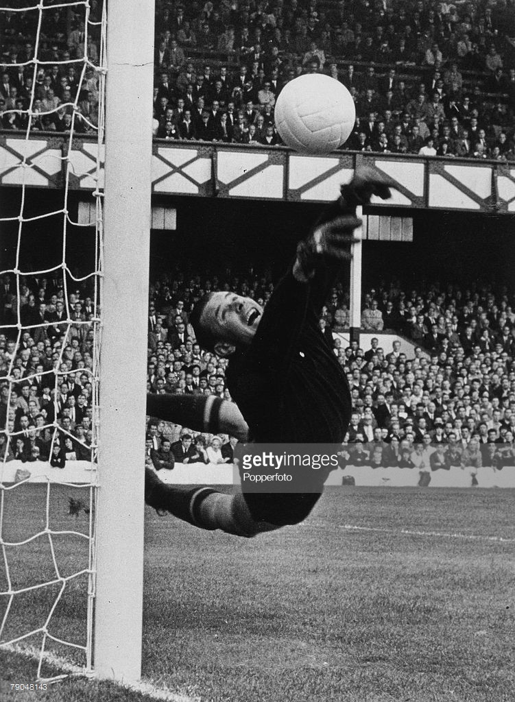 Một pha cứu thua cho Liên Xô của thủ môn Lev Yashin tại World Cup 1966. Ảnh: Getty.