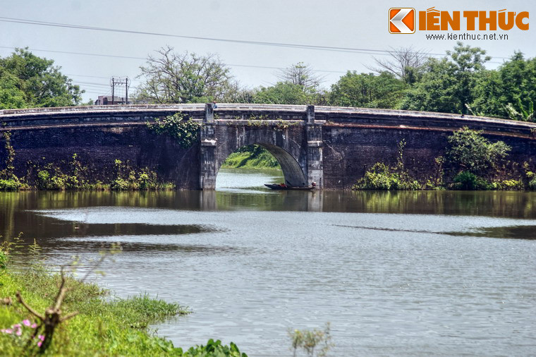 Trên sông Ngự Hà, từ Tây sang Đông có nhiều cầu cống cổ xưa, gồm: Cống Thủy Quan, cống Tây Thành Thủy Quan, cầu Vĩnh Lợi, cầu Bình, cầu Khánh Ninh, cầu Son, cầu Ngự Hà, cống Đông Thành Thủy Quan, cầu Hàm Tế.