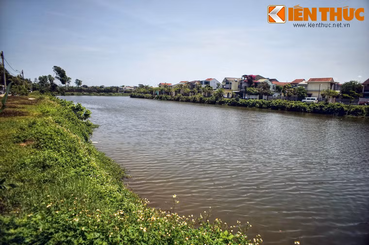 Dòng sông đã chia Kinh thành Huế ra thành hai phần Nam và Bắc. Bờ Bắc sông nay là các phường Tây Lộc, một phần Thuận Lộc. Bờ Nam là Hoàng thành và các phường Thuận Hòa, Thuận Thành cùng phần còn lại của phường Thuận Lộc.