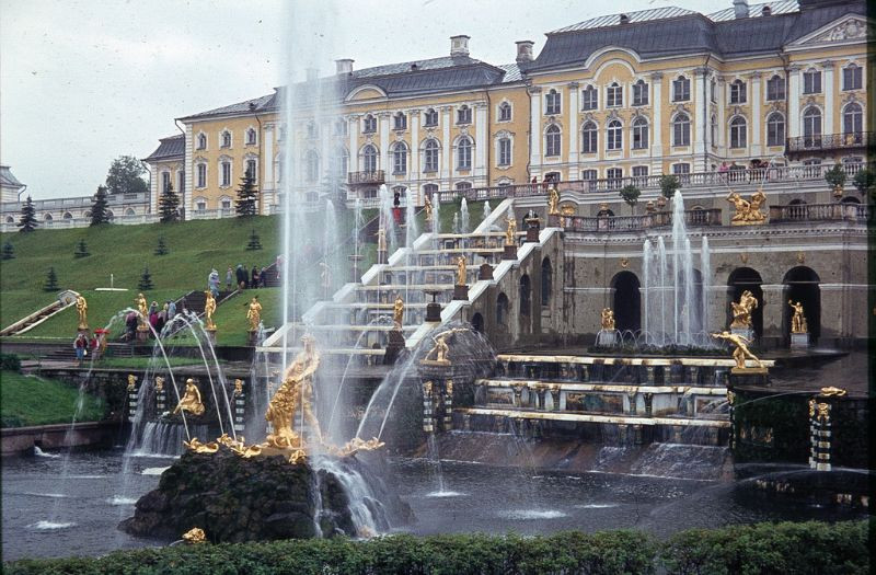 Quần thể đài phun nước nổi tiếng ở cung điện mùa hè Peterhof. Ảnh: Normann Flickr.