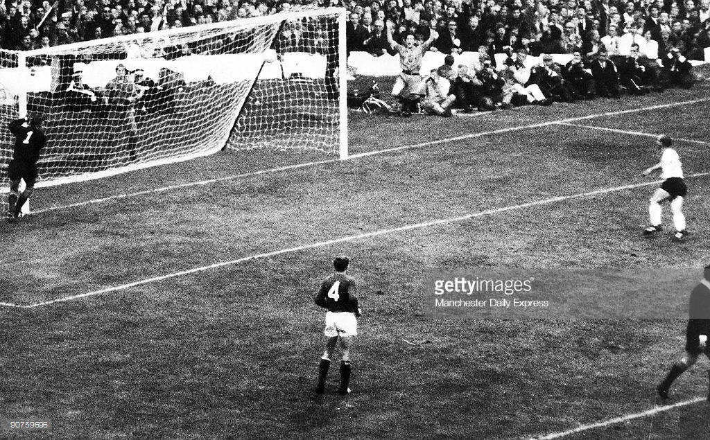 Danh thủ Đức Franz Beckenbauers ghi bàn thứ hai vào lưới Lev Yashin trong trận bán kết với Liên Xô. Tây Đức thắng Liên Xô 2-1 để giành quyền vào chung kết. Ảnh: Getty.