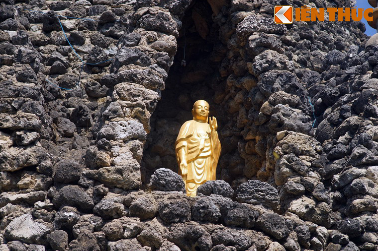 Trong mỗi tiểu tháp có tượng một vị Phật: Phật Thích ca Mâu ni, Phật A Di Đà, Bồ Tát, Phật Di lặc…