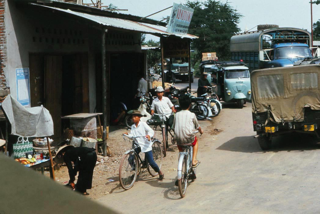 Xe cộ xếp hàng chờ qua cầu Ông Chừ. Ảnh: Steve.