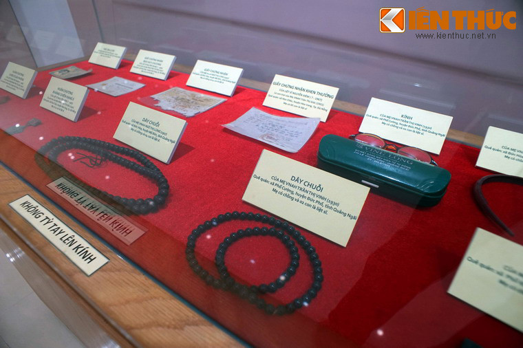 Bên cạnh những hình ảnh tư liệu đó là các hiện vật gắn liền với đời sống, những câu chuyện, kỳ tích của những người Mẹ Việt Nam anh hùng trên cả ba miền đất nước.