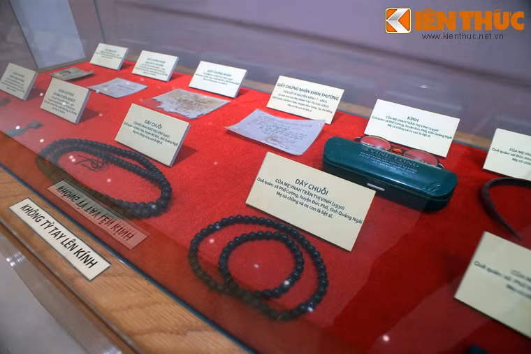 Bên cạnh những hình ảnh tư liệu đó là các hiện vật gắn liền với đời sống, những câu chuyện, kỳ tích của những người Mẹ Việt Nam anh hùng trên cả ba miền đất nước.