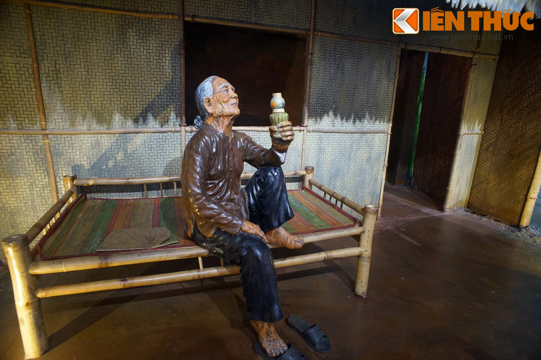 Hình ảnh cuộc sống của Mẹ Việt Nam anh hùng trong thời bình được tái hiện qua tượng sáp.