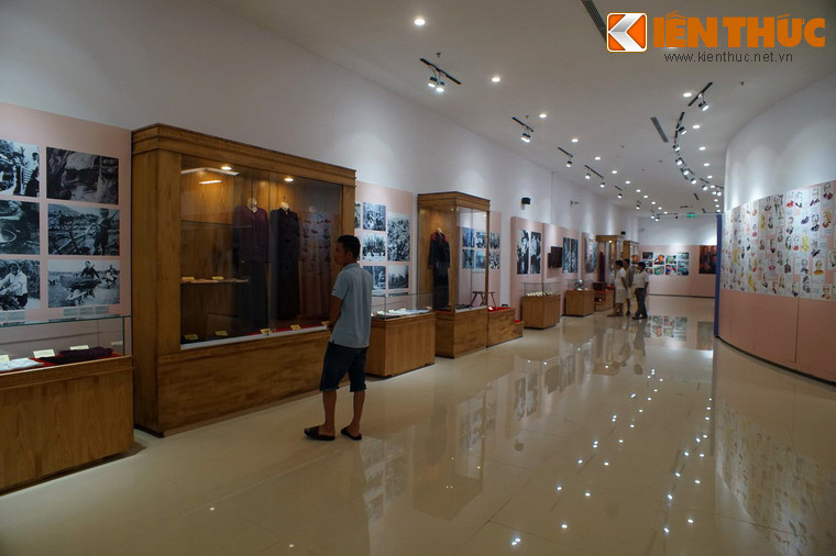 Qua các khu vực trưng bày, hình ảnh người phụ nữ Việt Nam anh hùng được tái hiện qua bộ sưu tập nhưng những ảnh tư liệu được thực hiện qua hai cuộc kháng chiến chống Pháp và chống Mỹ.