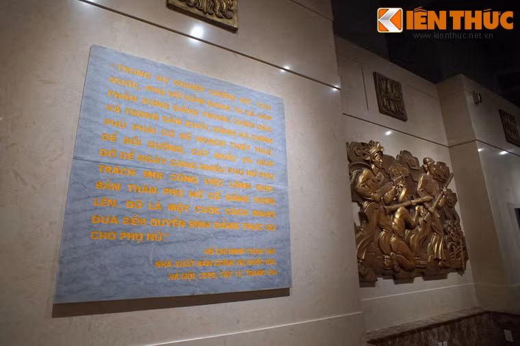 Lời Bác Hồ được khắc ghi: "Trong sự nghiệp chống Mỹ, cứu nước, phụ nữ đảm đang ta đã góp phần xứng đáng trong chiến đấu và trong sản xuất, Đảng và Chính phủ phải có kế hoạch thiết thực để bồi dưỡng, cất nhắc và giúp đỡ để ngày càng nhiều phụ nữ phụ trách mọi công việc lãnh đạo. Bản thân phụ nữ phải cố gắng vươn lên. Đó là một cuộc cách mạng đưa đến quyền bình đẳng thực sự cho phụ nữ".