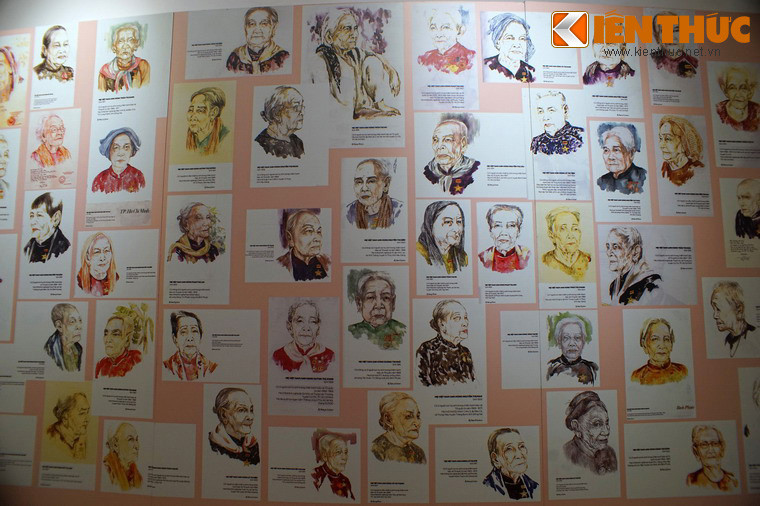 Tranh vẽ chân dung và thông tin về các Mẹ Việt Nam anh hùng tiêu biểu được thể hiện trên bức tường lớn ở trung tâm Bảo tàng.